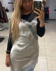 Robe asymétrique satin beige